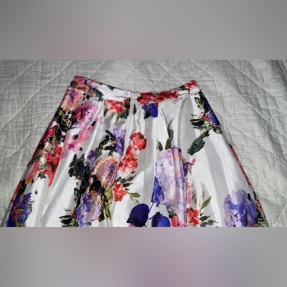 Elegant Formal Floral Maxi skirt. Perfect for a modern and classy look! 🌼🌺🌷🌸 - Picture 4 of 12